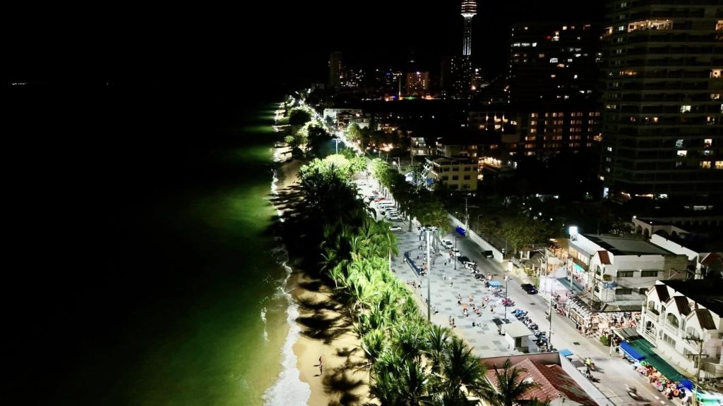 Pattaya moves forward to increase safety Raise the level of light “Jomtien Beach” builds tourists' confidence