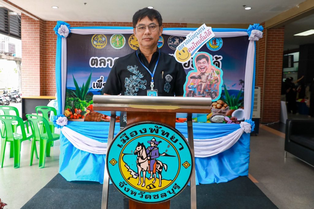 First day atmosphere.. “Community market where Thai people can smile”